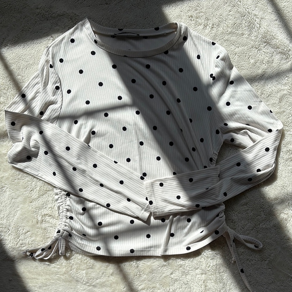 Suzy‎ Shier Polka Dot Ruched Long Sleeve – Size L | Femme Fit | Flirty Pattern | - Picture 3 of 7